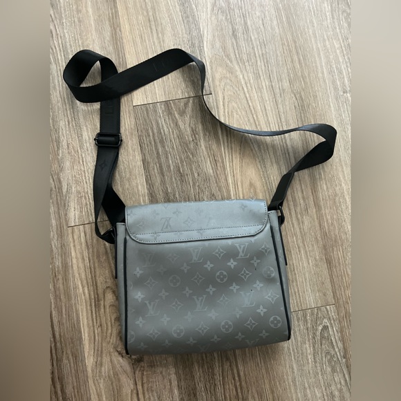 Louis Vuitton Crossbody handbag Gray Color - Picture 6 of 10